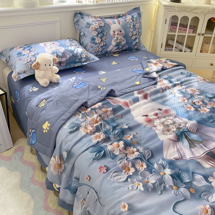 91家纺网 家纺一手货源 找家纺 宝薇 2026春夏新款7D卡通仿棉磨毛水洗棉夏被夏凉被空调被四件套 天使兔