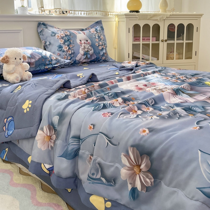 91家纺网 家纺一手货源 找家纺 宝薇 2026春夏新款7D卡通仿棉磨毛水洗棉夏被夏凉被空调被四件套 天使兔