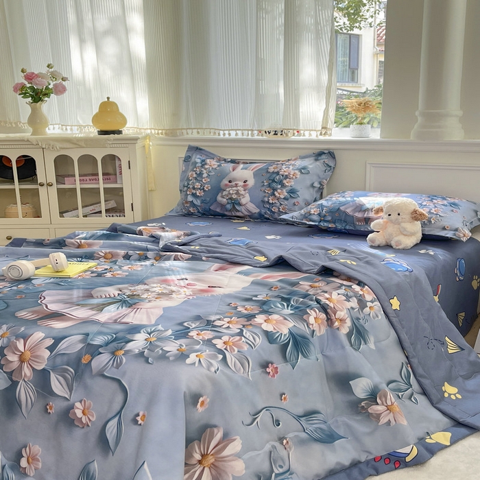91家纺网 家纺一手货源 找家纺 宝薇 2026春夏新款7D卡通仿棉磨毛水洗棉夏被夏凉被空调被四件套 天使兔