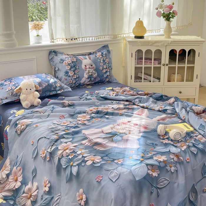 91家纺网 家纺一手货源 找家纺 宝薇 2026春夏新款7D卡通仿棉磨毛水洗棉夏被夏凉被空调被四件套 天使兔