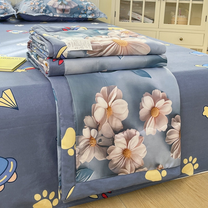 91家纺网 家纺一手货源 找家纺 宝薇 2026春夏新款7D卡通仿棉磨毛水洗棉夏被夏凉被空调被四件套 天使兔