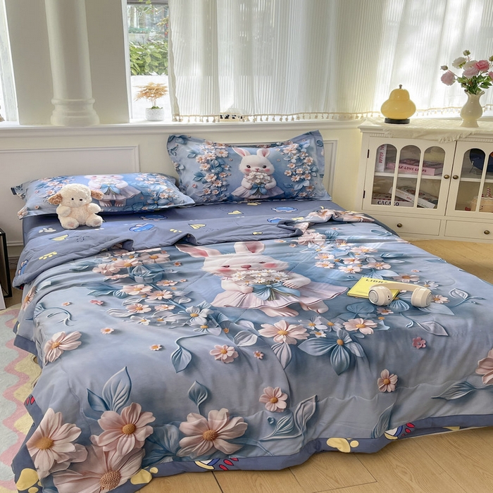 91家纺网 家纺一手货源 找家纺 宝薇 2026春夏新款7D卡通仿棉磨毛水洗棉夏被夏凉被空调被四件套 天使兔