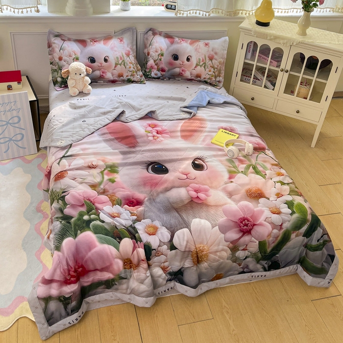 91家纺网 家纺一手货源 找家纺 宝薇 2026春夏新款7D卡通仿棉磨毛水洗棉夏被夏凉被空调被四件套 甜心兔