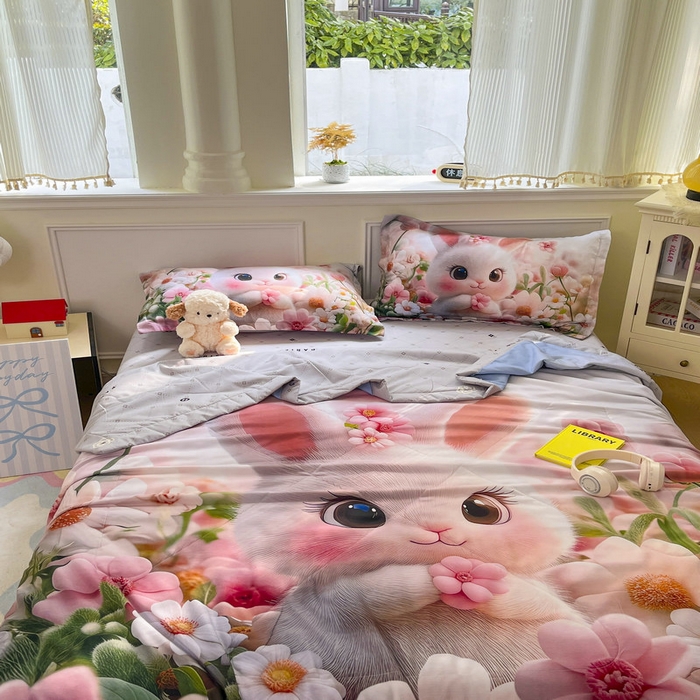 91家纺网 家纺一手货源 找家纺 宝薇 2026春夏新款7D卡通仿棉磨毛水洗棉夏被夏凉被空调被四件套 甜心兔