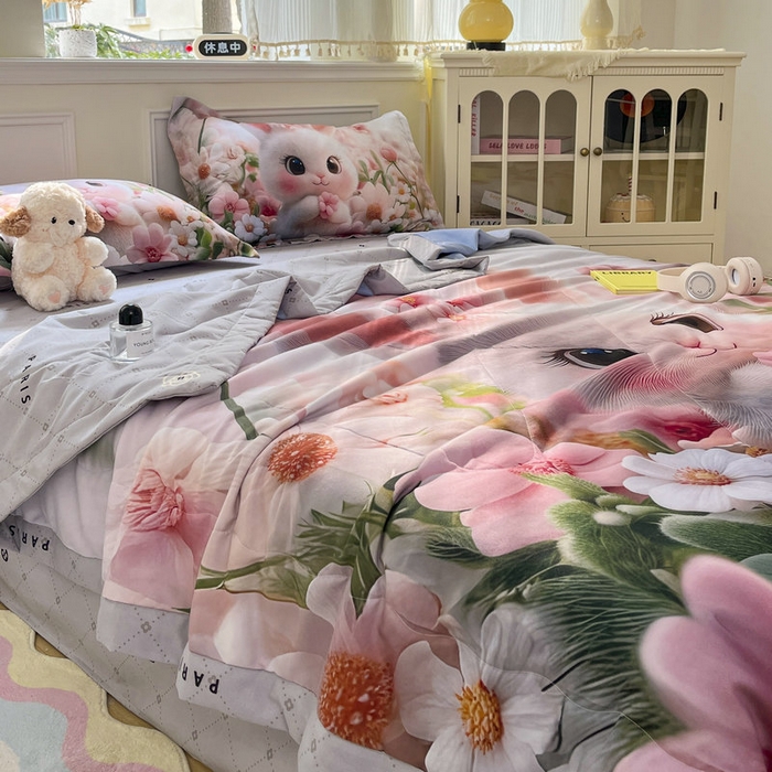 91家纺网 家纺一手货源 找家纺 宝薇 2026春夏新款7D卡通仿棉磨毛水洗棉夏被夏凉被空调被四件套 甜心兔