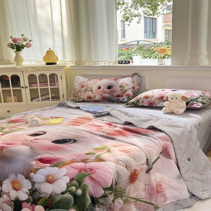91家纺网 家纺一手货源 找家纺 宝薇 2026春夏新款7D卡通仿棉磨毛水洗棉夏被夏凉被空调被四件套 甜心兔