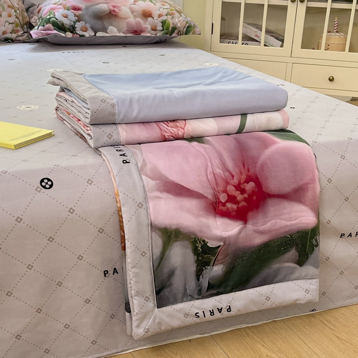 91家纺网 家纺一手货源 找家纺 宝薇 2026春夏新款7D卡通仿棉磨毛水洗棉夏被夏凉被空调被四件套 甜心兔