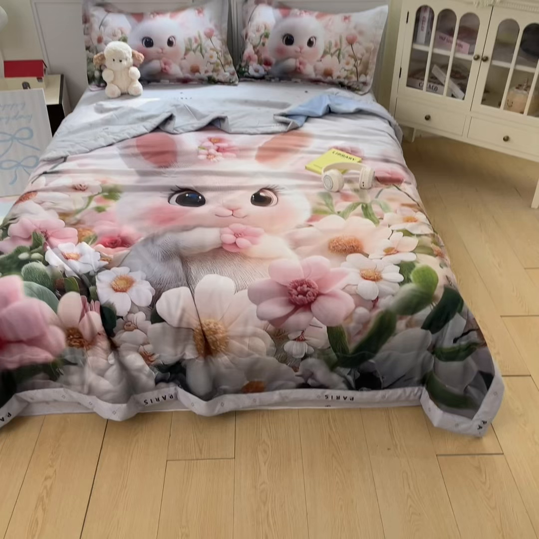 91家纺网 家纺一手货源 找家纺 宝薇 2026春夏新款7D卡通仿棉磨毛水洗棉夏被夏凉被空调被四件套 甜心兔