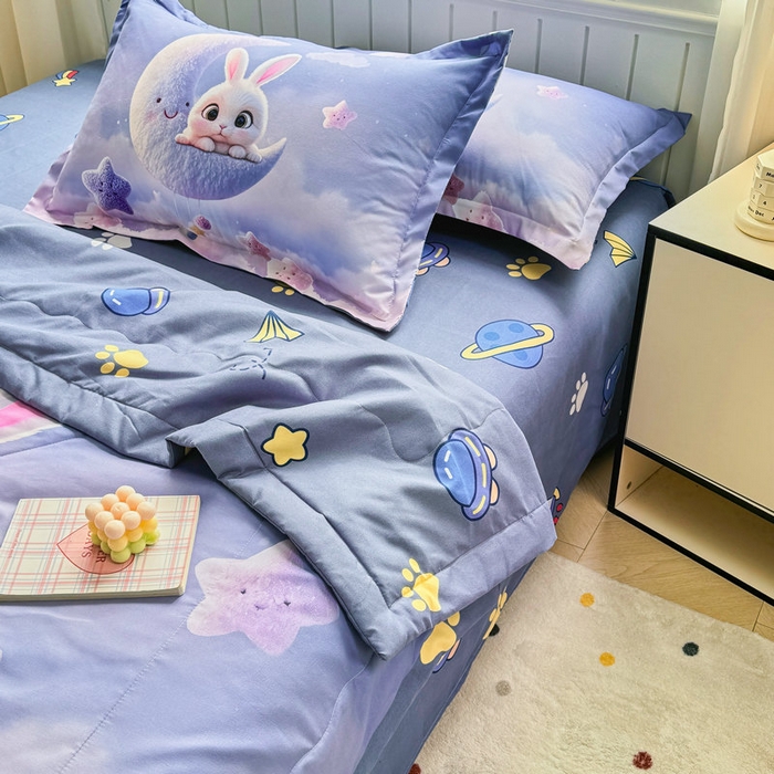 91家纺网 家纺一手货源 找家纺 宝薇 2026春夏新款7D卡通仿棉磨毛水洗棉夏被夏凉被空调被四件套 月亮兔