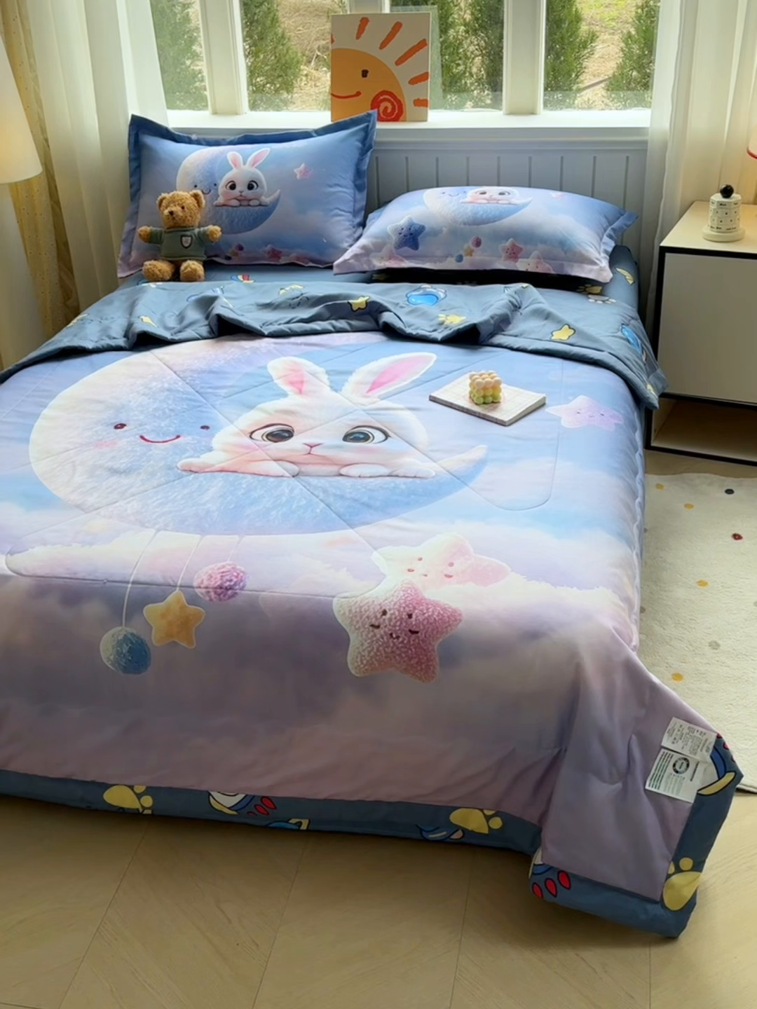 91家纺网 家纺一手货源 找家纺 宝薇 2026春夏新款7D卡通仿棉磨毛水洗棉夏被夏凉被空调被四件套 月亮兔