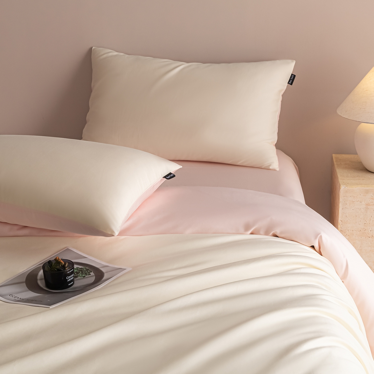 91家纺网 家纺一手货源 找家纺 卧趣家纺 2026新款A类轻奢双拼100Pro高支贡缎长绒棉全棉纯棉四件套 流苏白+珊瑚粉