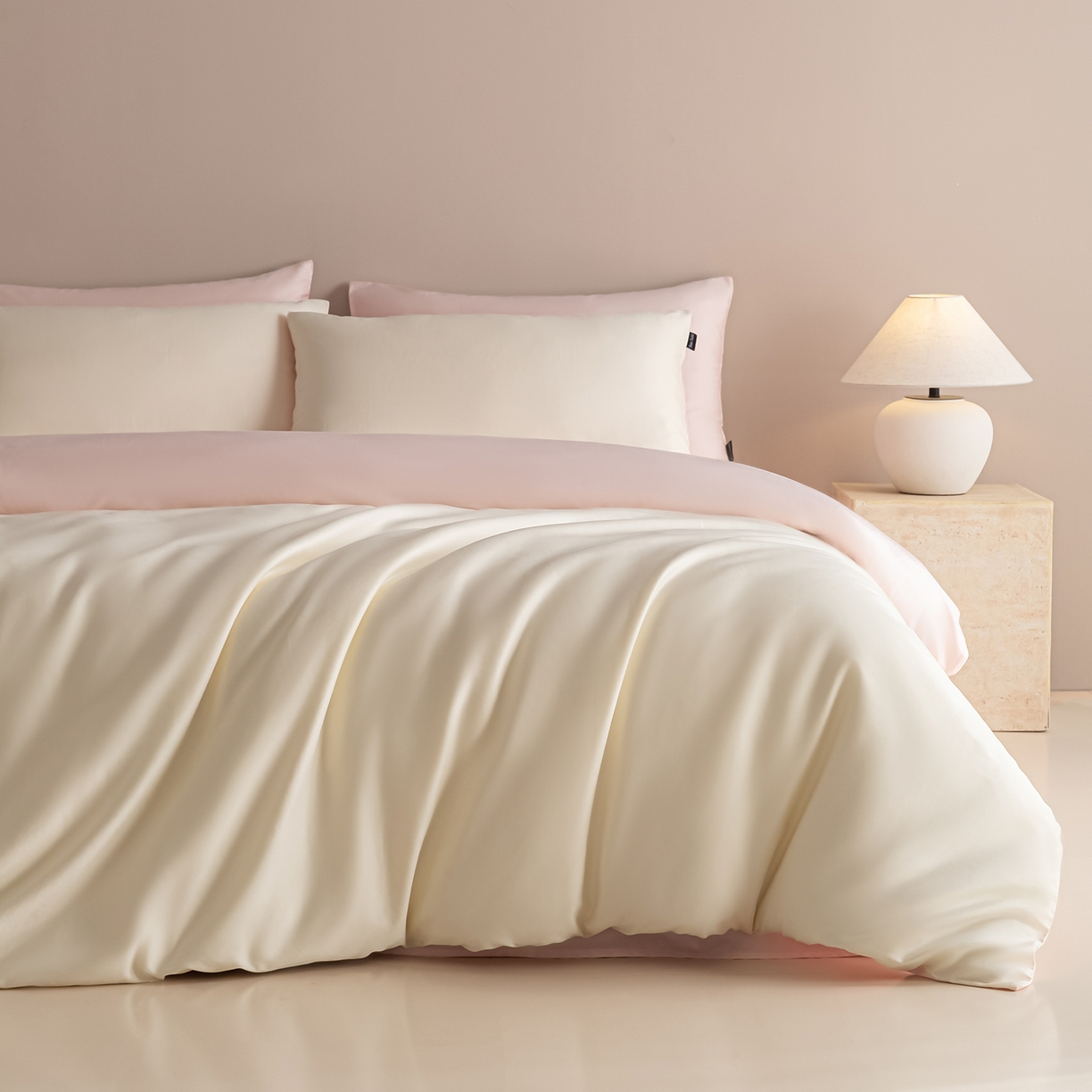 91家纺网 家纺一手货源 找家纺 卧趣家纺 2026新款A类轻奢双拼100Pro高支贡缎长绒棉全棉纯棉四件套 流苏白+珊瑚粉