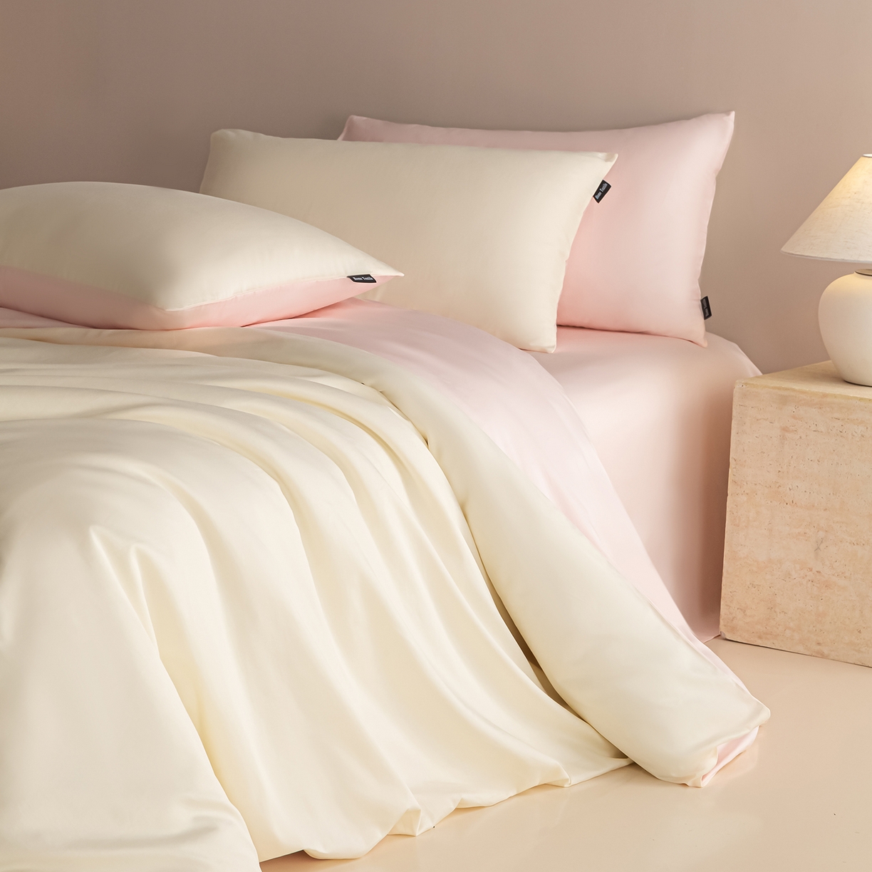 91家纺网 家纺一手货源 找家纺 卧趣家纺 2026新款A类轻奢双拼100Pro高支贡缎长绒棉全棉纯棉四件套 流苏白+珊瑚粉