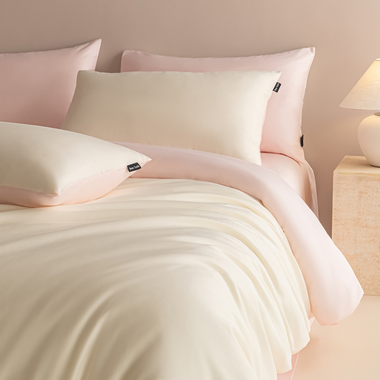 91家纺网 家纺一手货源 找家纺 卧趣家纺 2026新款A类轻奢双拼100Pro高支贡缎长绒棉全棉纯棉四件套 流苏白+珊瑚粉