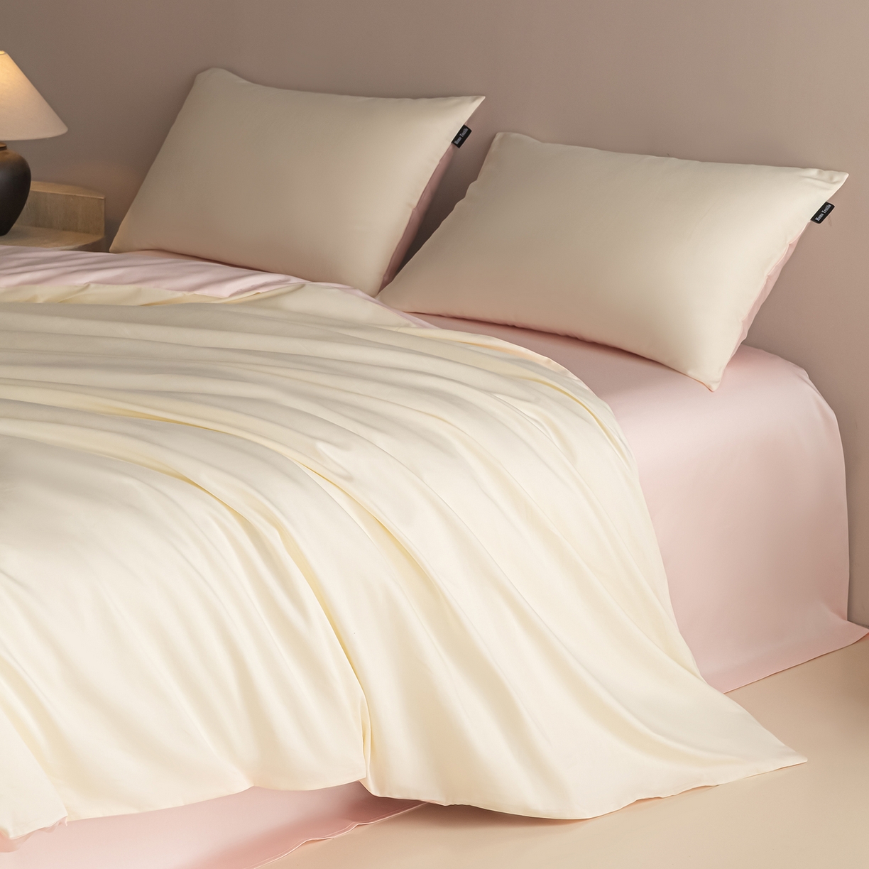 91家纺网 家纺一手货源 找家纺 卧趣家纺 2026新款A类轻奢双拼100Pro高支贡缎长绒棉全棉纯棉四件套 流苏白+珊瑚粉