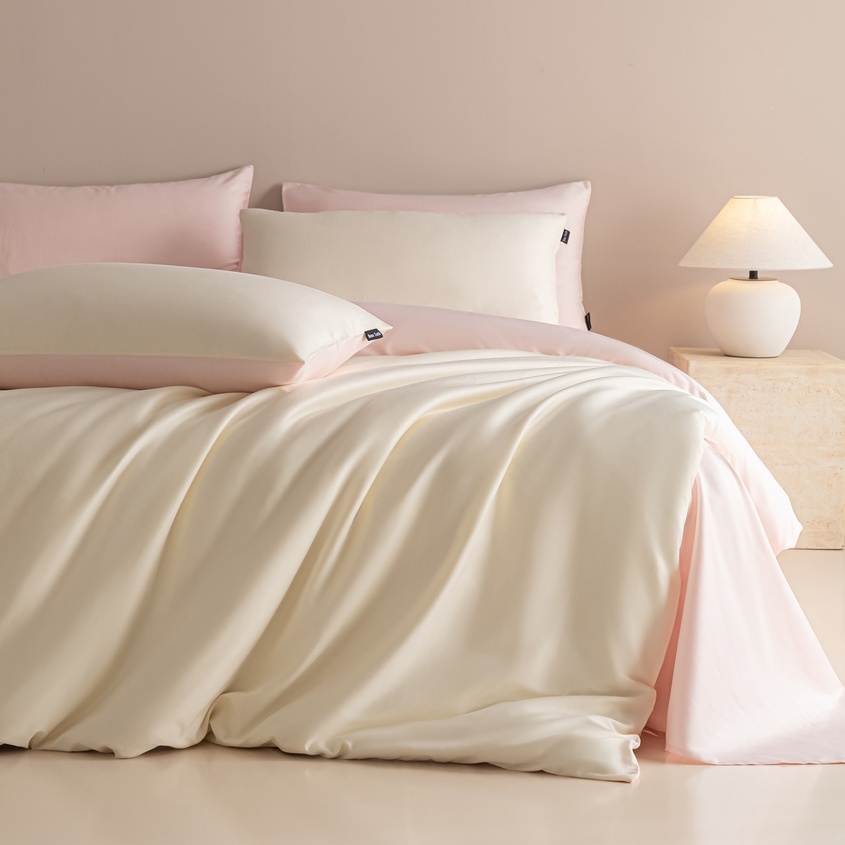 91家纺网 家纺一手货源 找家纺 卧趣家纺 2026新款A类轻奢双拼100Pro高支贡缎长绒棉全棉纯棉四件套 流苏白+珊瑚粉