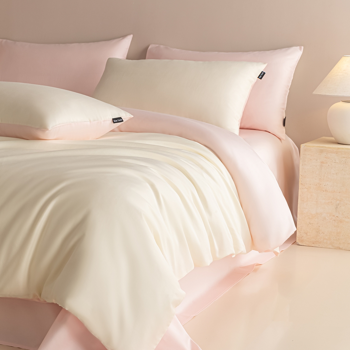 91家纺网 家纺一手货源 找家纺 卧趣家纺 2026新款A类轻奢双拼100Pro高支贡缎长绒棉全棉纯棉四件套 流苏白+珊瑚粉