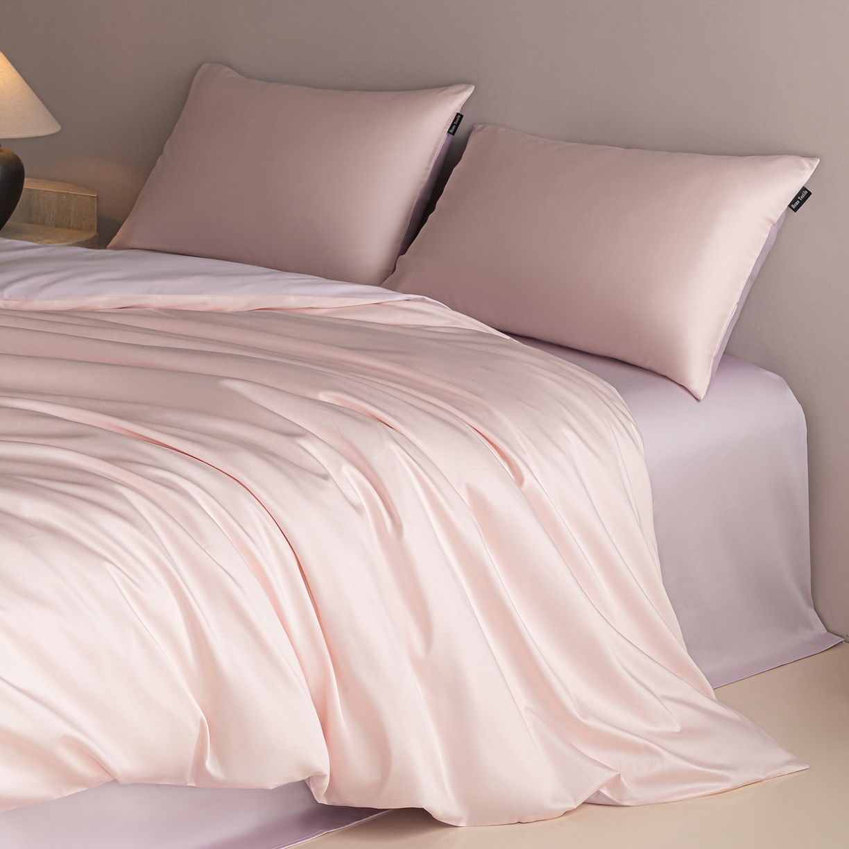 91家纺网 家纺一手货源 找家纺 卧趣家纺 2026新款A类轻奢双拼100Pro高支贡缎长绒棉全棉纯棉四件套 珊瑚粉+香芋紫