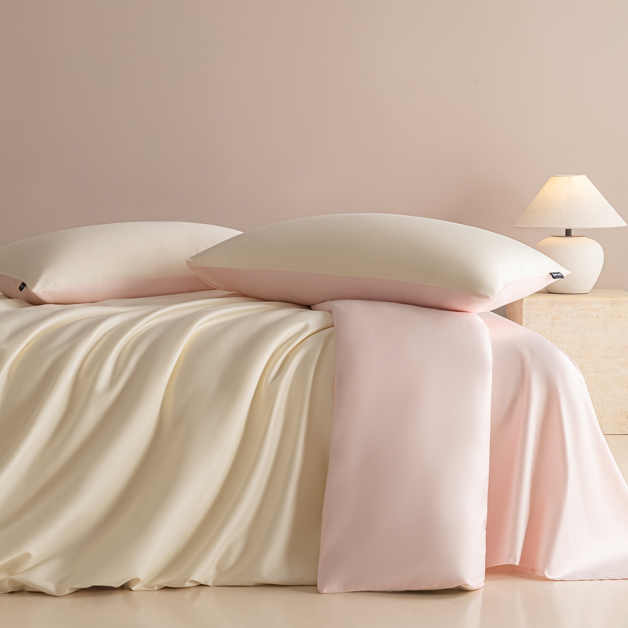 91家纺网 家纺一手货源 找家纺 卧趣家纺 2026新款A类轻奢双拼100Pro高支贡缎长绒棉全棉纯棉四件套 流苏白+珊瑚粉