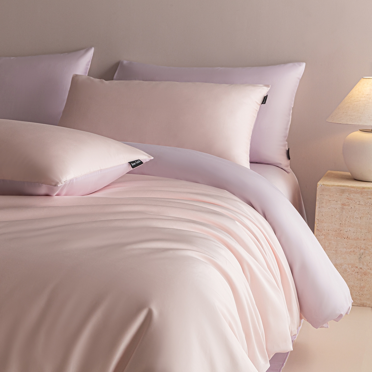 91家纺网 家纺一手货源 找家纺 卧趣家纺 2026新款A类轻奢双拼100Pro高支贡缎长绒棉全棉纯棉四件套 珊瑚粉+香芋紫