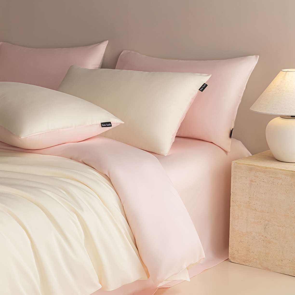 91家纺网 家纺一手货源 找家纺 卧趣家纺 2026新款A类轻奢双拼100Pro高支贡缎长绒棉全棉纯棉四件套 流苏白+珊瑚粉