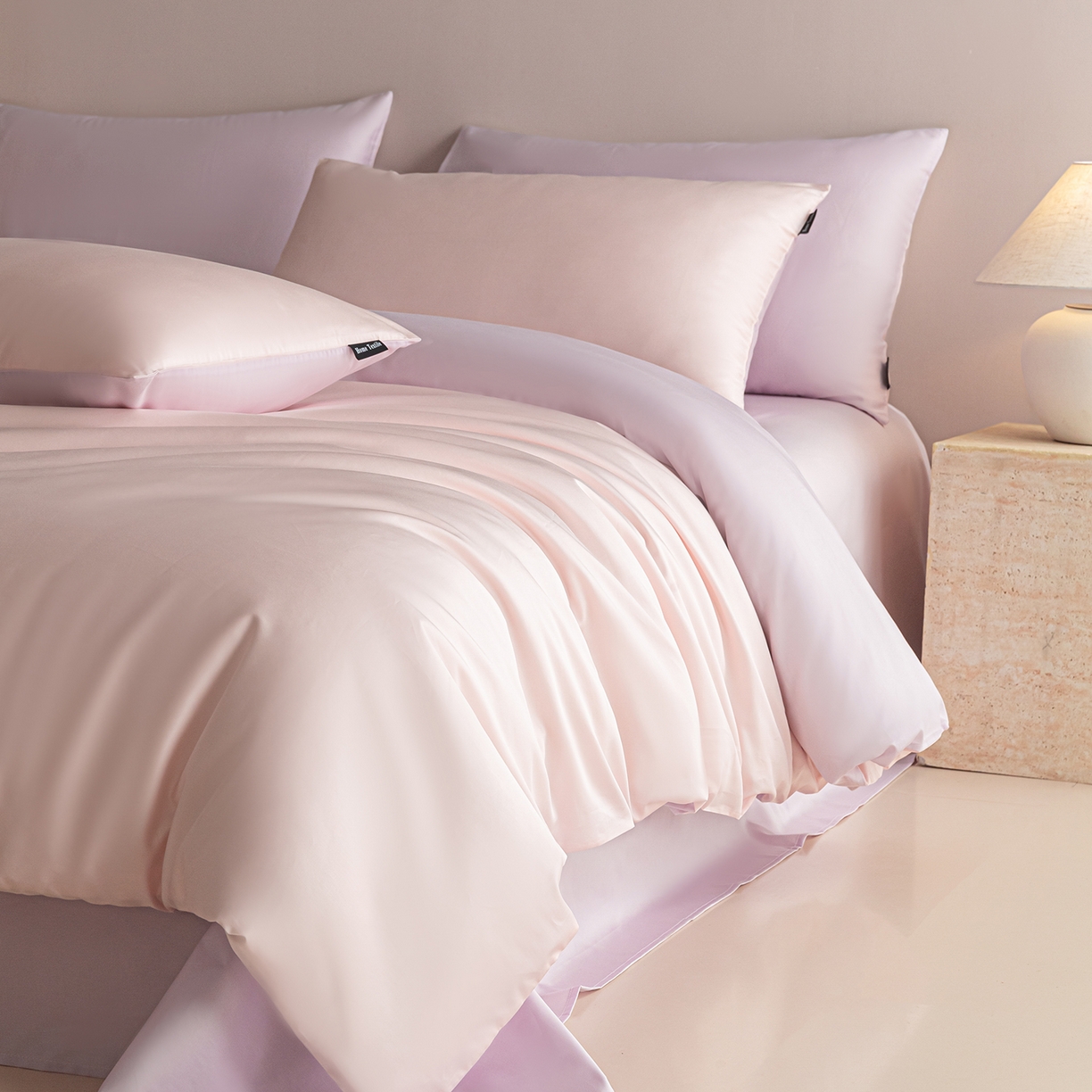 91家纺网 家纺一手货源 找家纺 卧趣家纺 2026新款A类轻奢双拼100Pro高支贡缎长绒棉全棉纯棉四件套 珊瑚粉+香芋紫