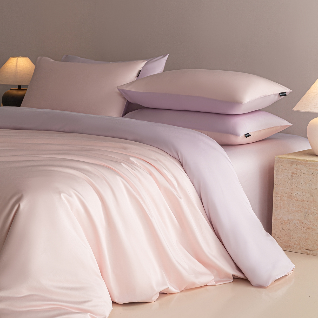 91家纺网 家纺一手货源 找家纺 卧趣家纺 2026新款A类轻奢双拼100Pro高支贡缎长绒棉全棉纯棉四件套 珊瑚粉+香芋紫