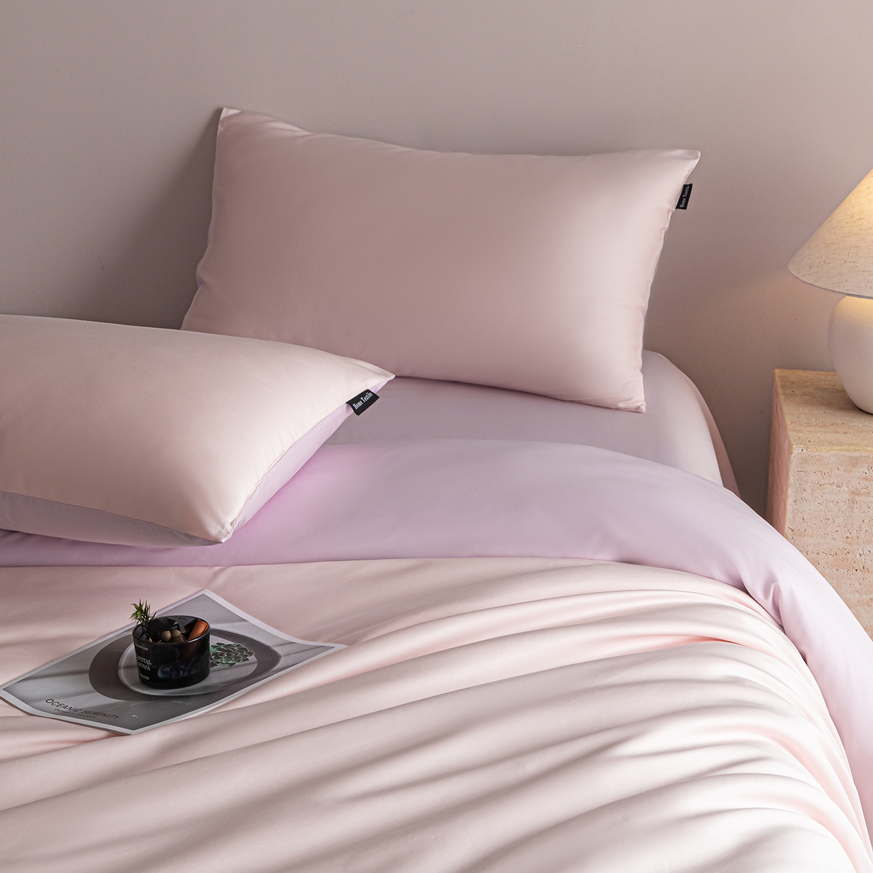 91家纺网 家纺一手货源 找家纺 卧趣家纺 2026新款A类轻奢双拼100Pro高支贡缎长绒棉全棉纯棉四件套 珊瑚粉+香芋紫