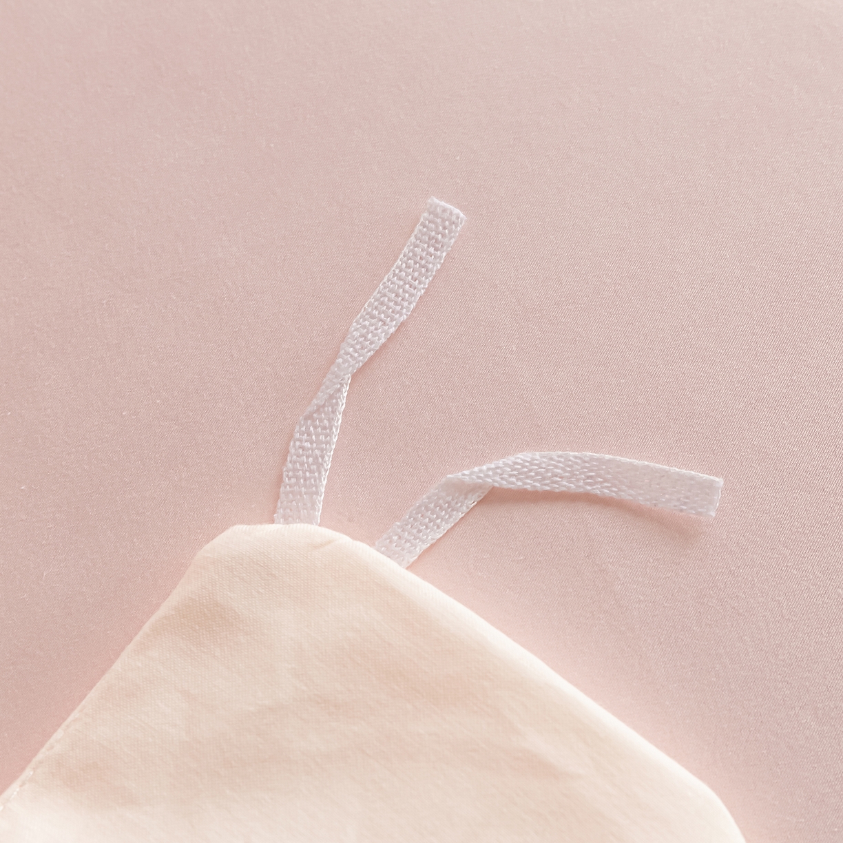 91家纺网 家纺一手货源 找家纺 卧趣家纺 2026新款A类轻奢双拼100Pro高支贡缎长绒棉全棉纯棉四件套 流苏白+珊瑚粉