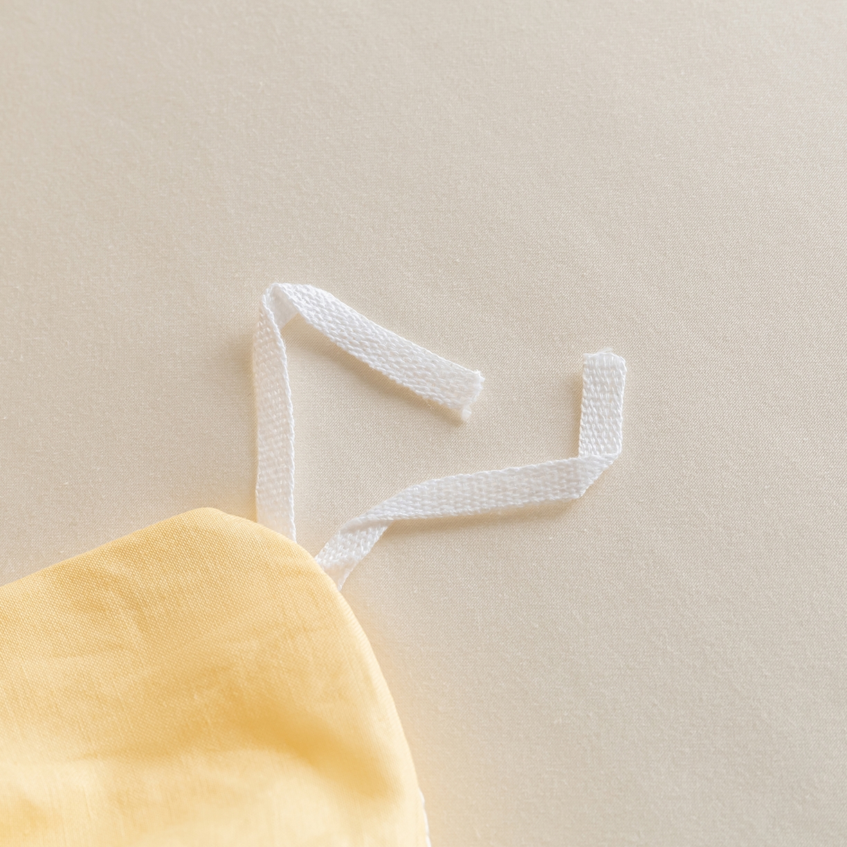 91家纺网 家纺一手货源 找家纺 卧趣家纺 2026新款A类轻奢双拼100Pro高支贡缎长绒棉全棉纯棉四件套 布丁黄+流苏白