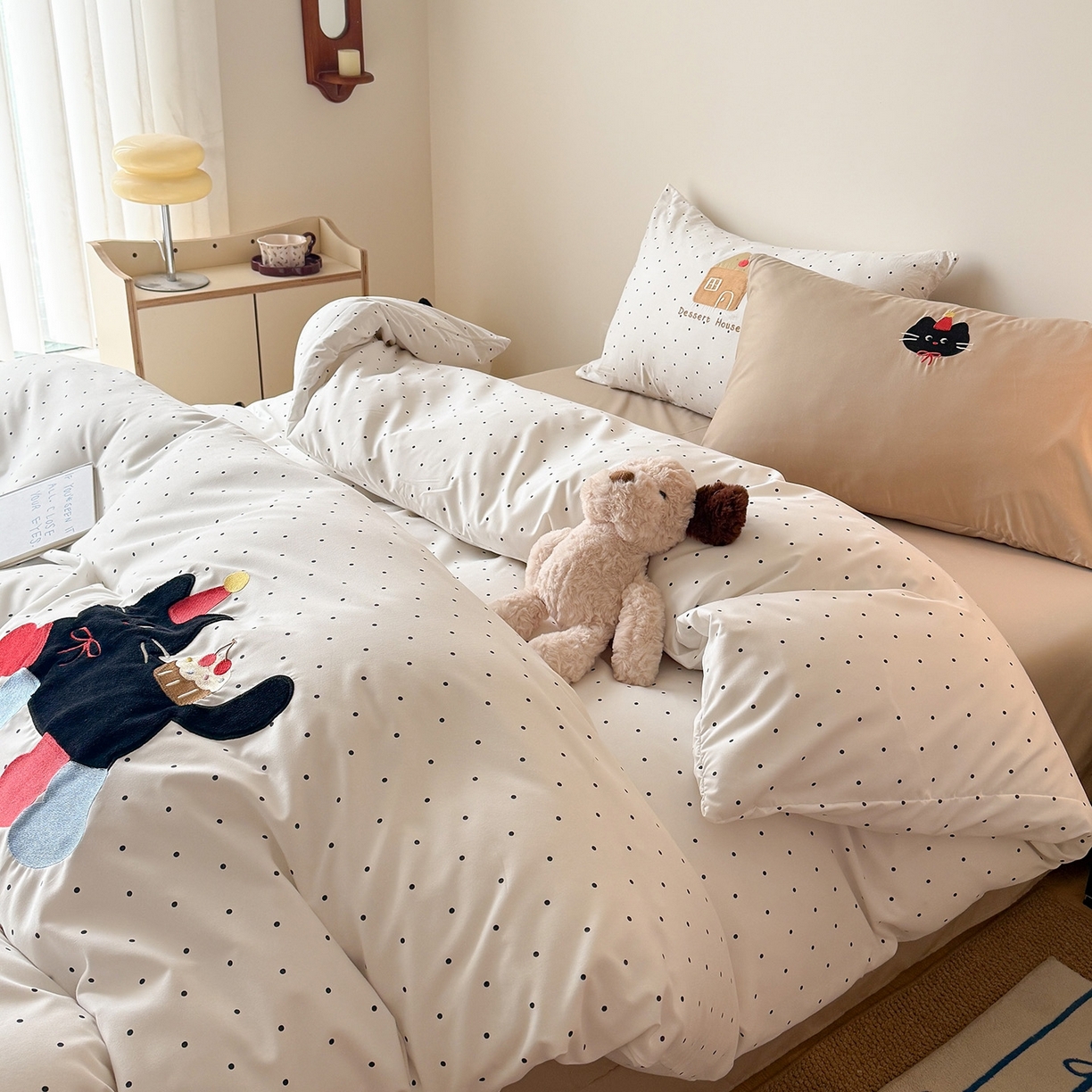 91家纺网 家纺一手货源 找家纺 吾欢心 2026春夏新款水洗棉可爱卡通贴布绣花四件套夏被四件套 搞怪猫咪