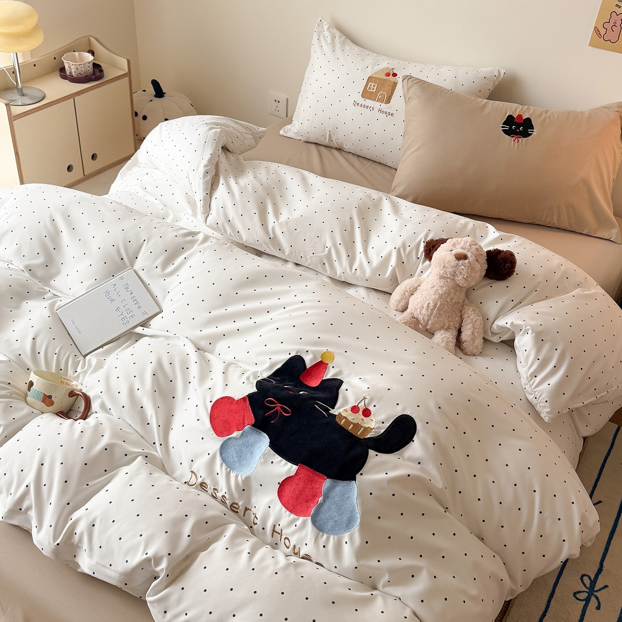 91家纺网 家纺一手货源 找家纺 吾欢心 2026春夏新款水洗棉可爱卡通贴布绣花四件套夏被四件套 搞怪猫咪