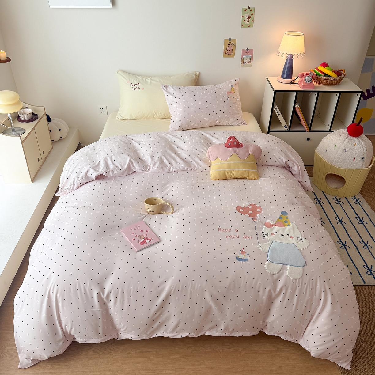 91家纺网 家纺一手货源 找家纺 吾欢心 2026春夏新款水洗棉可爱卡通贴布绣花四件套夏被四件套 气球猫咪