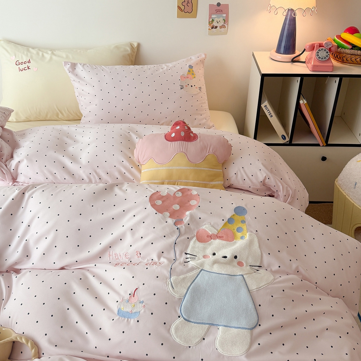 91家纺网 家纺一手货源 找家纺 吾欢心 2026春夏新款水洗棉可爱卡通贴布绣花四件套夏被四件套 气球猫咪