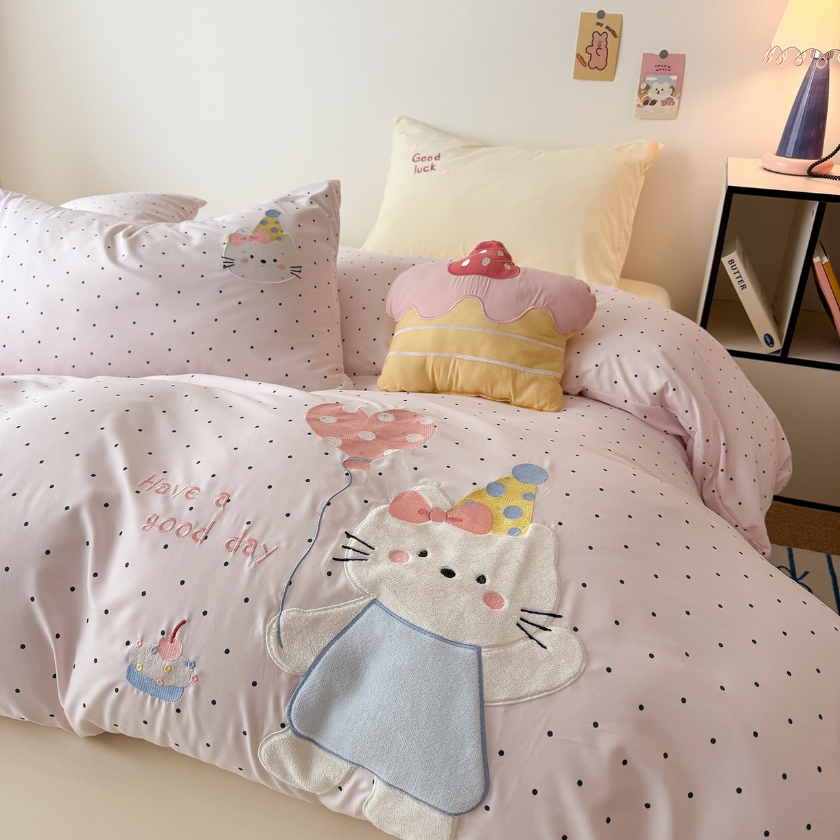 91家纺网 家纺一手货源 找家纺 吾欢心 2026春夏新款水洗棉可爱卡通贴布绣花四件套夏被四件套 气球猫咪