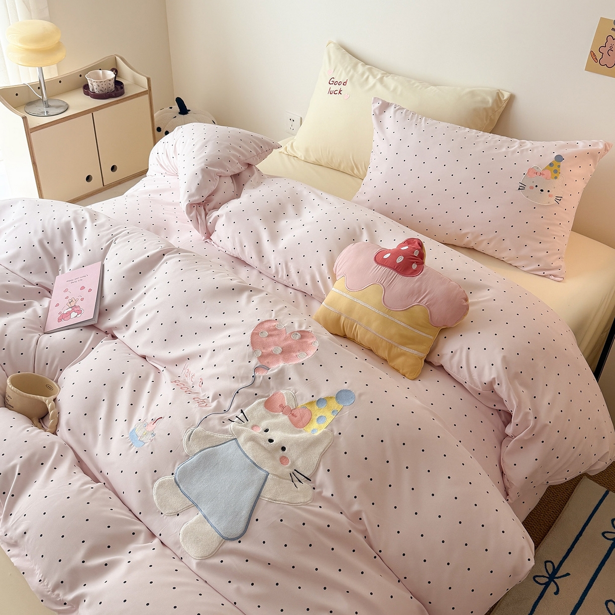 91家纺网 家纺一手货源 找家纺 吾欢心 2026春夏新款水洗棉可爱卡通贴布绣花四件套夏被四件套 气球猫咪