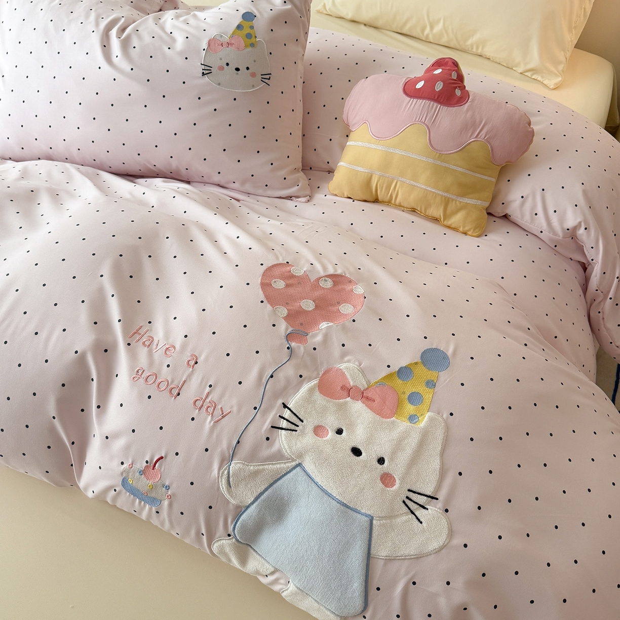 91家纺网 家纺一手货源 找家纺 吾欢心 2026春夏新款水洗棉可爱卡通贴布绣花四件套夏被四件套 气球猫咪