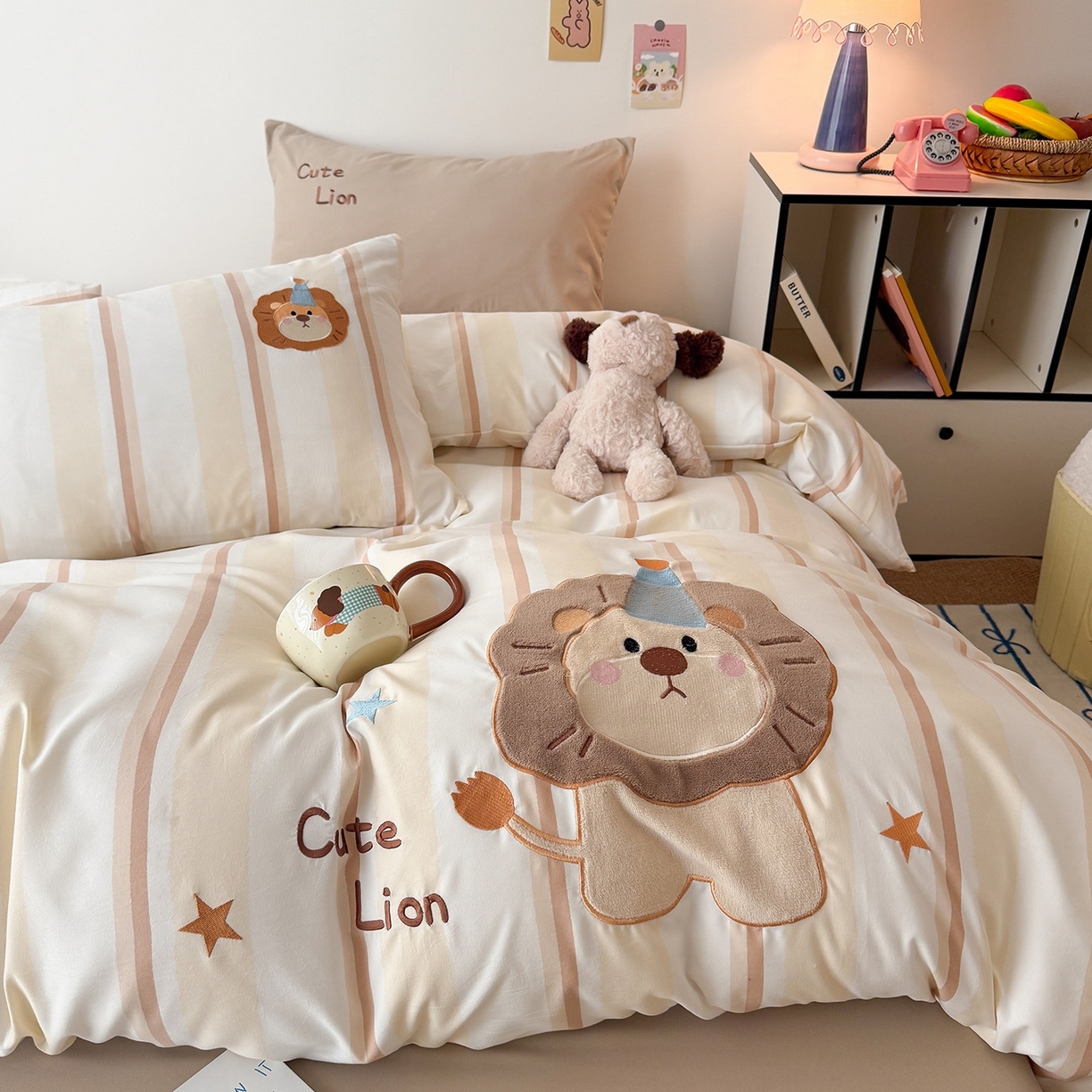 91家纺网 家纺一手货源 找家纺 吾欢心 2026春夏新款水洗棉可爱卡通贴布绣花四件套夏被四件套 小狮子