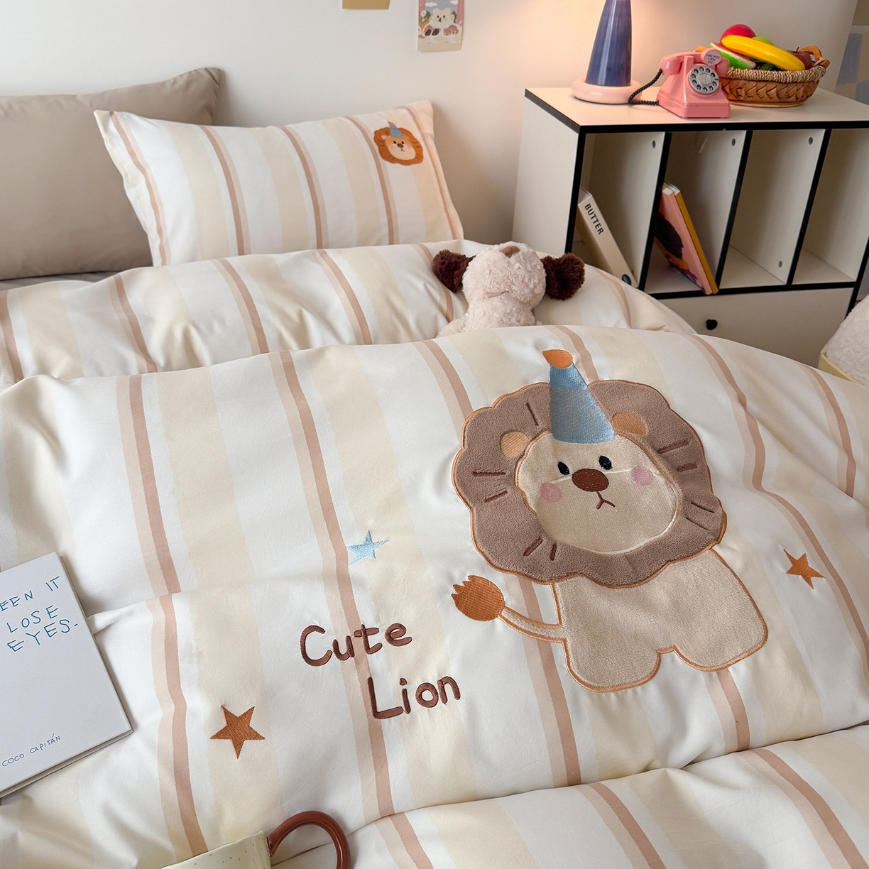 91家纺网 家纺一手货源 找家纺 吾欢心 2026春夏新款水洗棉可爱卡通贴布绣花四件套夏被四件套 小狮子