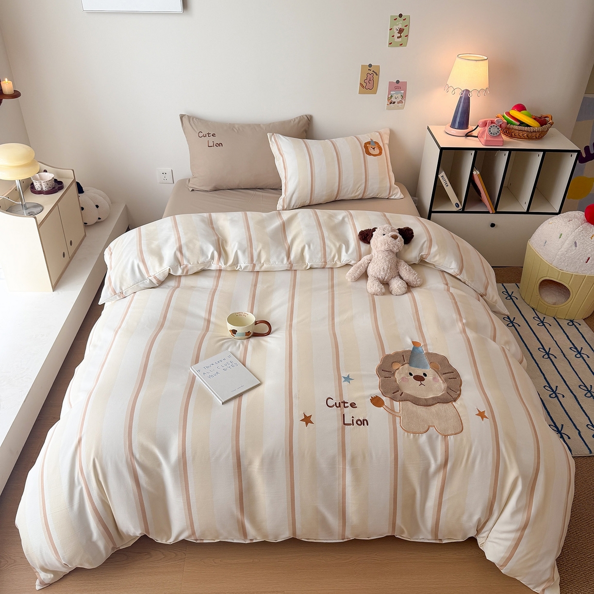 91家纺网 家纺一手货源 找家纺 吾欢心 2026春夏新款水洗棉可爱卡通贴布绣花四件套夏被四件套 小狮子