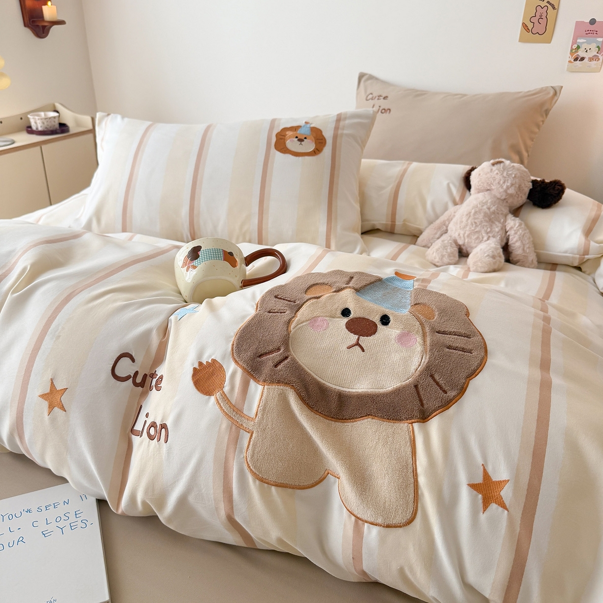 91家纺网 家纺一手货源 找家纺 吾欢心 2026春夏新款水洗棉可爱卡通贴布绣花四件套夏被四件套 小狮子