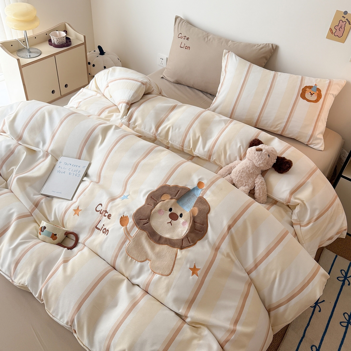 91家纺网 家纺一手货源 找家纺 吾欢心 2026春夏新款水洗棉可爱卡通贴布绣花四件套夏被四件套 小狮子