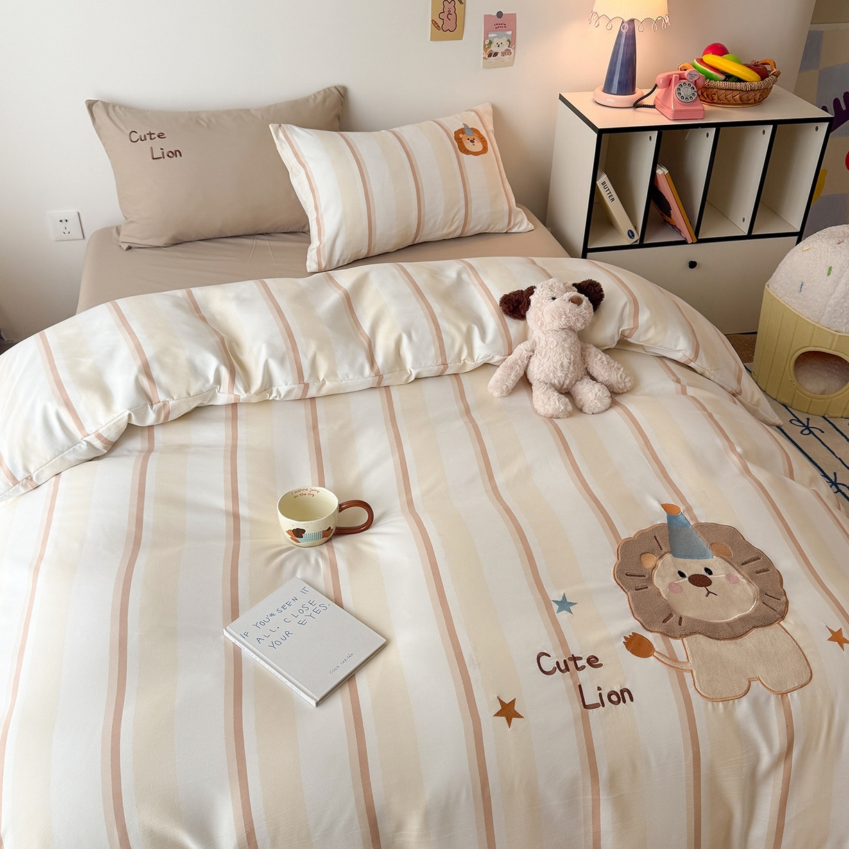 91家纺网 家纺一手货源 找家纺 吾欢心 2026春夏新款水洗棉可爱卡通贴布绣花四件套夏被四件套 小狮子