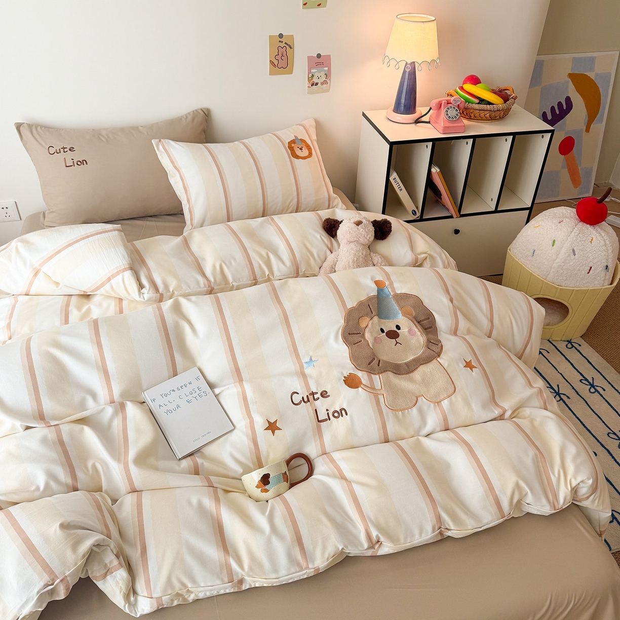 91家纺网 家纺一手货源 找家纺 吾欢心 2026春夏新款水洗棉可爱卡通贴布绣花四件套夏被四件套 小狮子