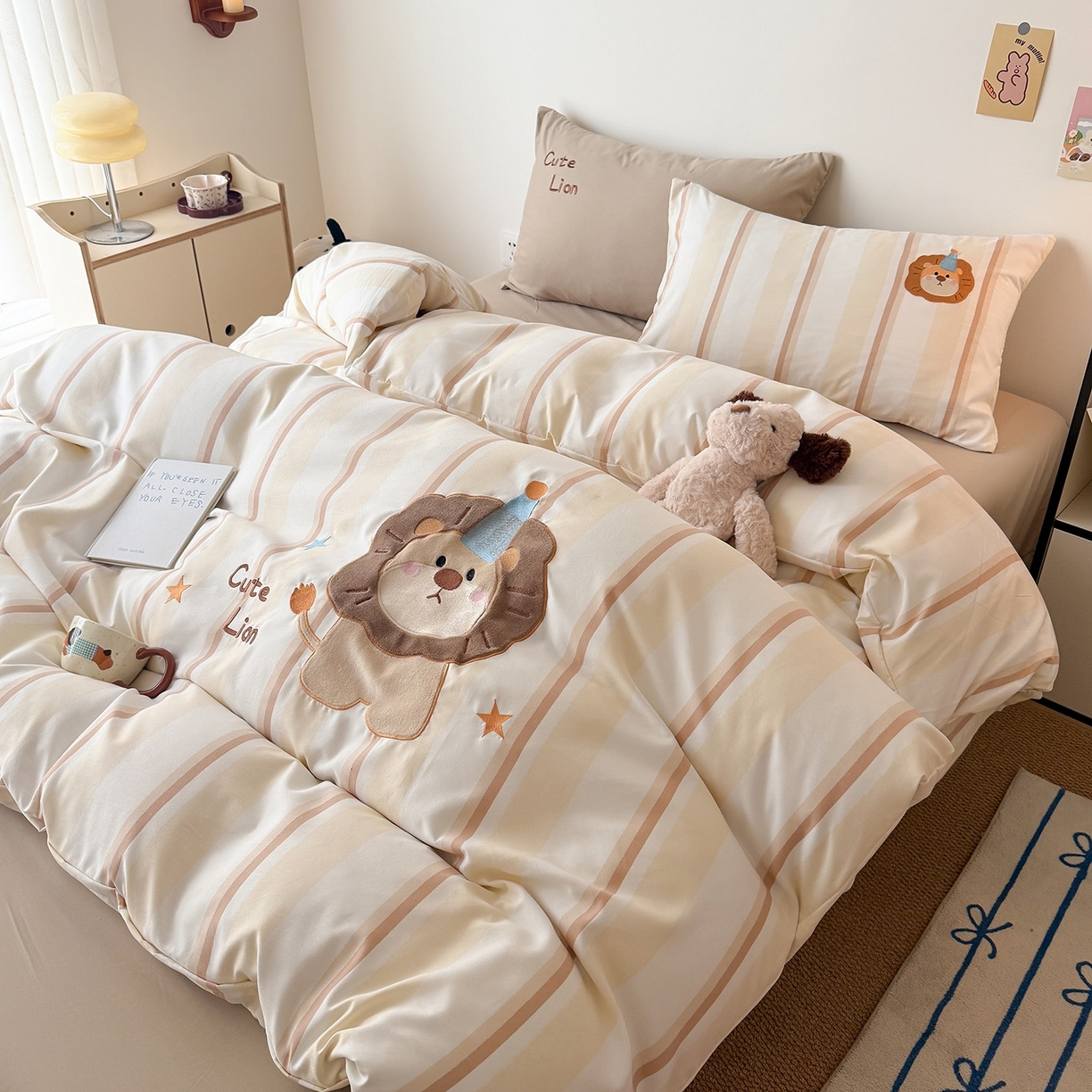 91家纺网 家纺一手货源 找家纺 吾欢心 2026春夏新款水洗棉可爱卡通贴布绣花四件套夏被四件套 小狮子