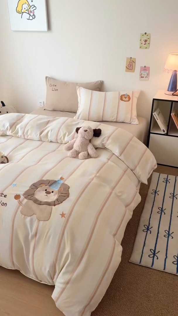 91家纺网 家纺一手货源 找家纺 吾欢心 2026春夏新款水洗棉可爱卡通贴布绣花四件套夏被四件套 小狮子