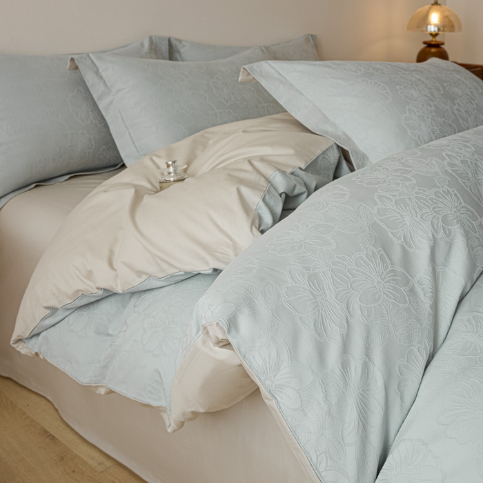 91家纺网 家纺一手货源 找家纺 禾时 2026春夏新品全棉立体浮雕提花双拼色四件套-繁花 北极兰-浅灰银