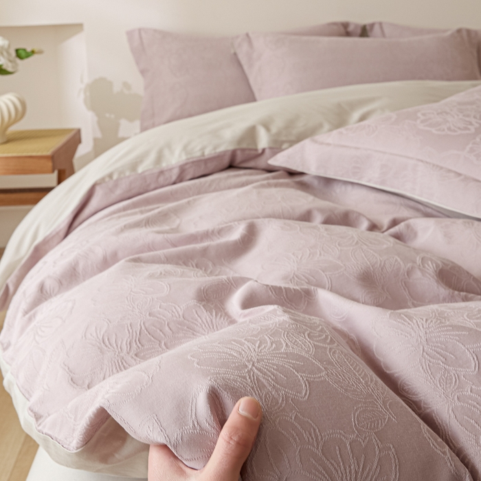 91家纺网 家纺一手货源 找家纺 禾时 2026春夏新品全棉立体浮雕提花双拼色四件套-繁花 罗兰紫-浅灰银