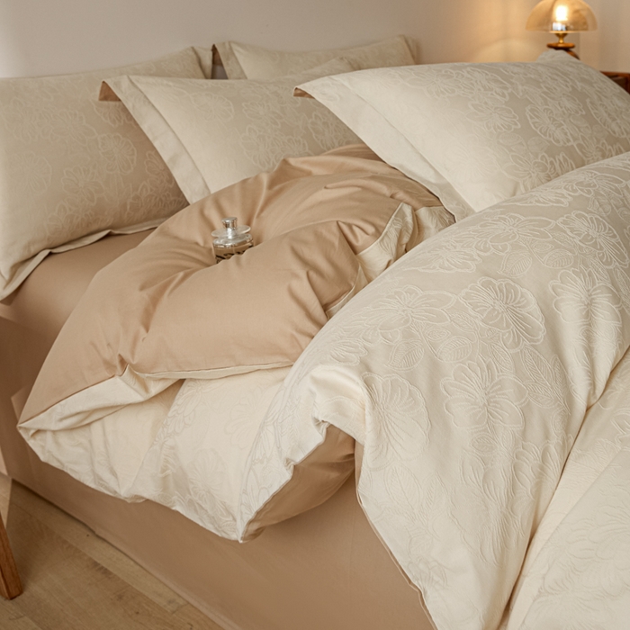 91家纺网 家纺一手货源 找家纺 禾时 2026春夏新品全棉立体浮雕提花双拼色四件套-繁花 乳白色-亚麻驼