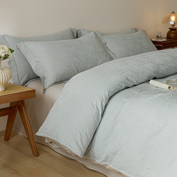 91家纺网 家纺一手货源 找家纺 禾时 2026春夏新品全棉立体浮雕提花双拼色四件套-繁花 北极兰-浅灰银